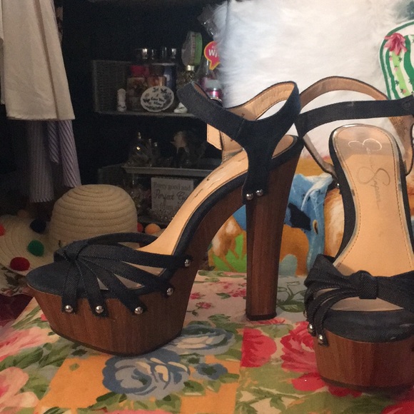 Shoe - Picture 2 of 4